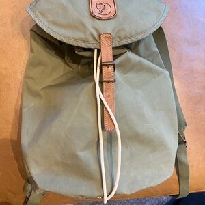 Fjallraven Army Backpack - drawstring with buckle